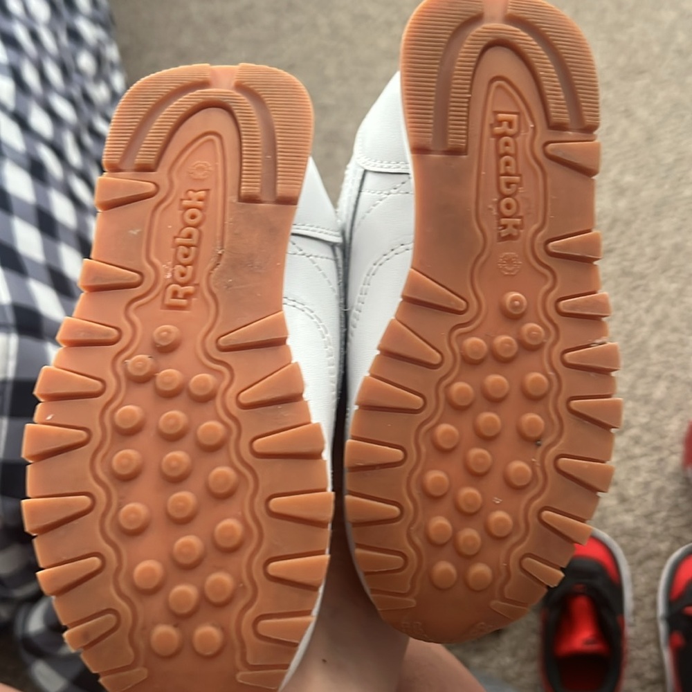 Toddler Reebok white classics! 9 - Picture 2 of 3